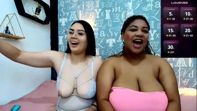 Image 2 of roxyandclhoe Stream on Chaturbate on 8 months ago