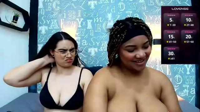 Image 3 of roxyandclhoe Stream on Chaturbate on 7 months ago