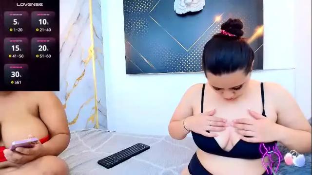 Image 6 of roxyandclhoe Stream on Chaturbate on 7 months ago