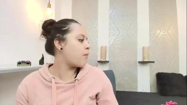 Image 2 of roxyandclhoe Stream on Chaturbate on 7 months ago