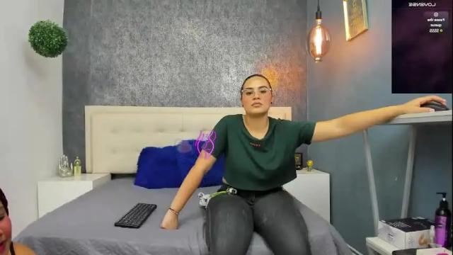 Image 3 of roxyandclhoe Stream on Chaturbate on 6 months ago