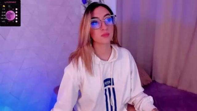 Image 3 of sabrinaa_montana Stream on Chaturbate on 15 months ago