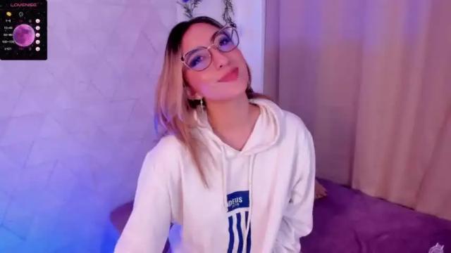 Image 8 of sabrinaa_montana Stream on Chaturbate on 15 months ago