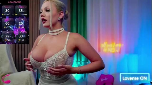 Image 4 of sabrinajadex Stream on Chaturbate on 1 month ago