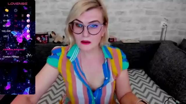 Image 2 of sabrinamacmarren Stream on Chaturbate on 12 months ago