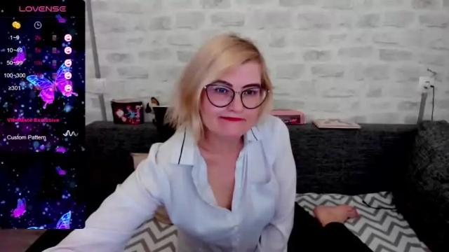 Image 4 of sabrinamacmarren Stream on Chaturbate on 12 months ago