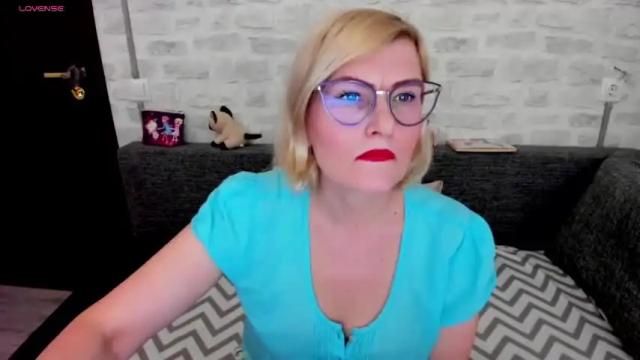 Image 2 of sabrinamacmarren Stream on Chaturbate on 12 months ago
