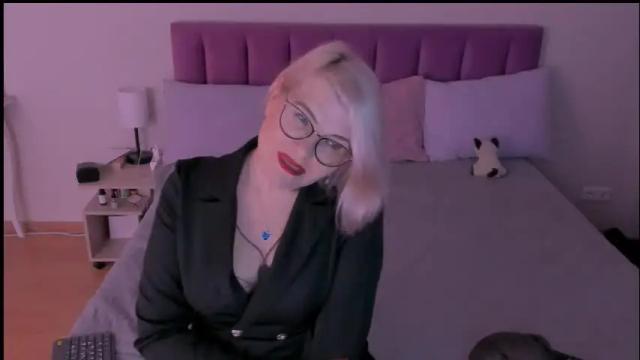 Image 4 of sabrinamacmarren Stream on Chaturbate on 9 days ago