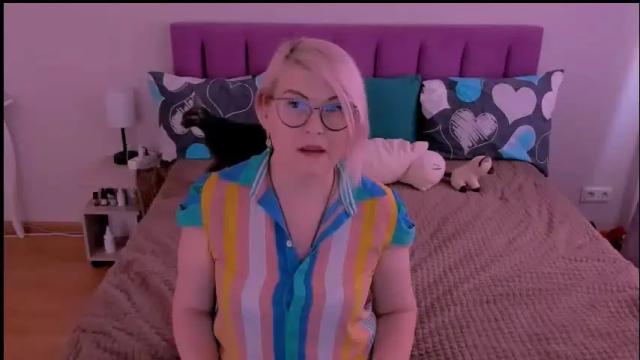 Image 11 of sabrinamacmarren Stream on Chaturbate on 1 month ago