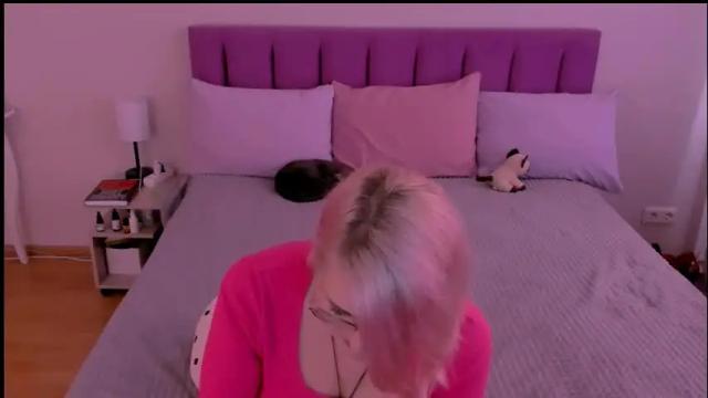 Image 10 of sabrinamacmarren Stream on Chaturbate on 1 month ago