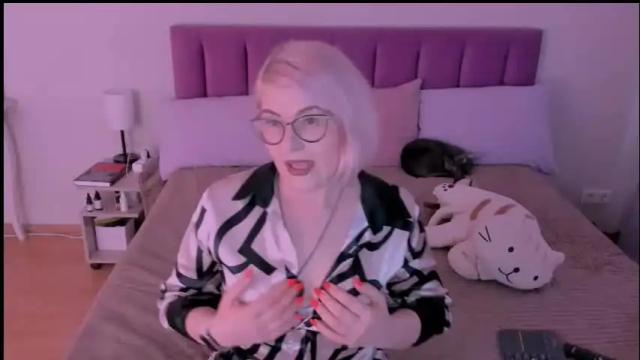 Image 10 of sabrinamacmarren Stream on Chaturbate on 1 month ago