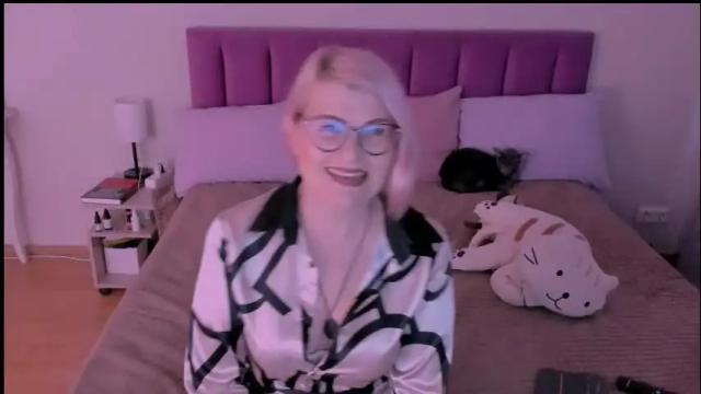 Image 12 of sabrinamacmarren Stream on Chaturbate on 1 month ago
