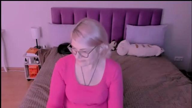 Image 11 of sabrinamacmarren Stream on Chaturbate on 27 days ago