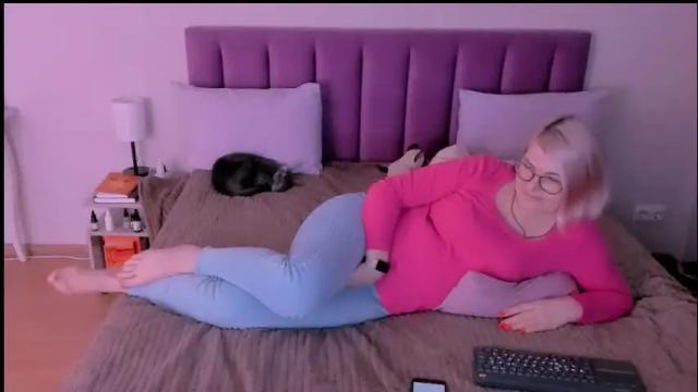 Image 6 of sabrinamacmarren Stream on Chaturbate on 27 days ago