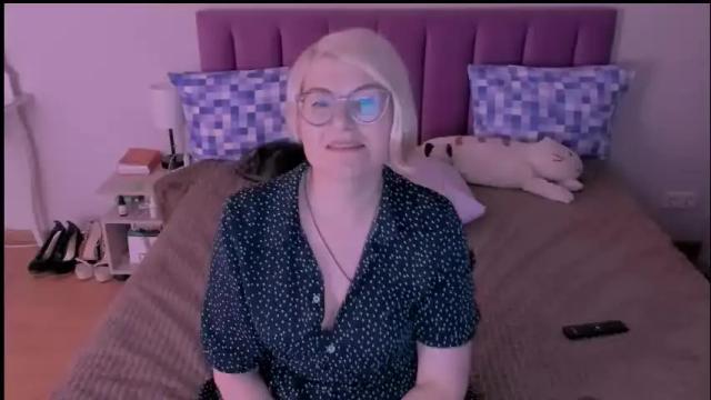 Image 12 of sabrinamacmarren Stream on Chaturbate on 1 month ago