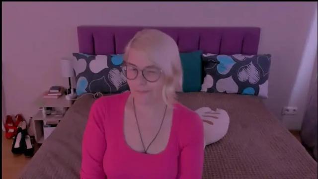 Image 4 of sabrinamacmarren Stream on Chaturbate on 27 days ago