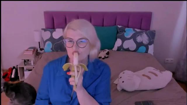 Image 12 of sabrinamacmarren Stream on Chaturbate on 23 days ago
