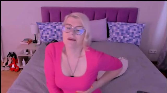 Image 2 of sabrinamacmarren Stream on Chaturbate on 16 days ago