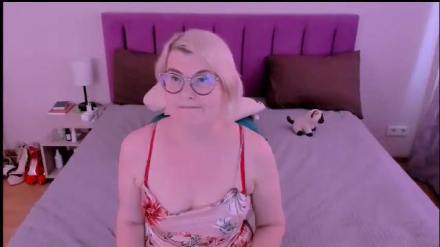 Image 11 of sabrinamacmarren Stream on Chaturbate on 1 month ago