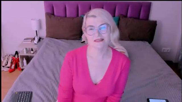 Image 6 of sabrinamacmarren Stream on Chaturbate on 1 month ago