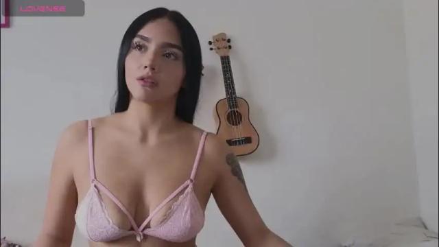 Image 2 of sahara_n_thiago Stream on Chaturbate on 5 days ago