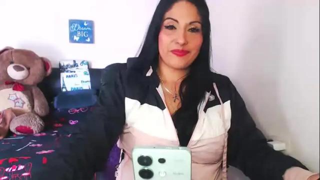 Image 2 of sahotlove1 Stream on Chaturbate on 4 months ago