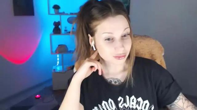 Image 4 of sally_moore13 Stream on Chaturbate on 17 months ago