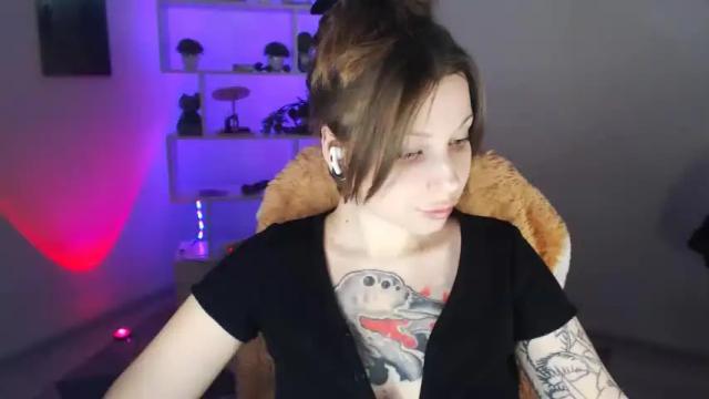 Image 2 of sally_moore13 Stream on Chaturbate on 16 months ago