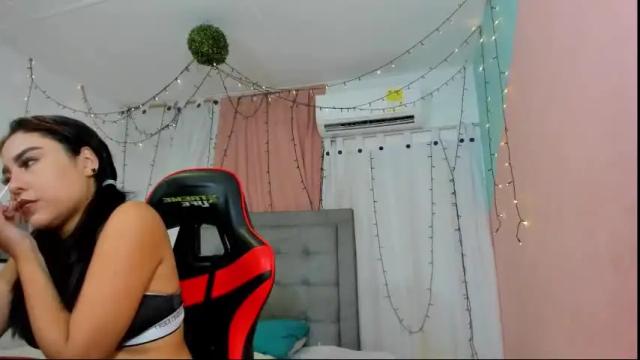 Image 3 of salome_domi Stream on Chaturbate on 1 day ago
