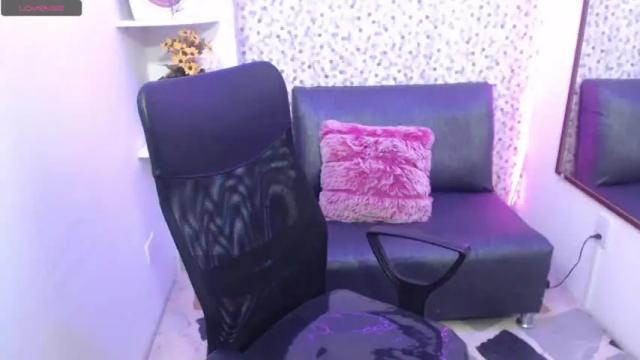 Image 12 of samanntharoberts_ Stream on Chaturbate on 18 months ago