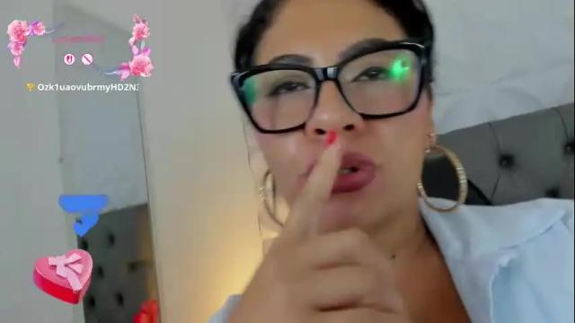Image 12 of samanthahut_ Stream on Chaturbate on 5 months ago
