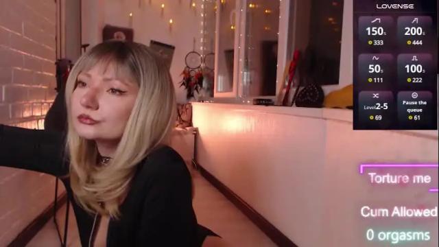 Image 8 of sandralawrence Stream on Chaturbate on 1 month ago