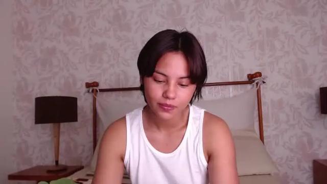 Image 2 of sara_golden1 Stream on Chaturbate on 18 months ago