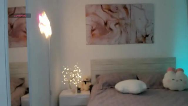 Image 4 of sara_oxford Stream on Chaturbate on 15 months ago