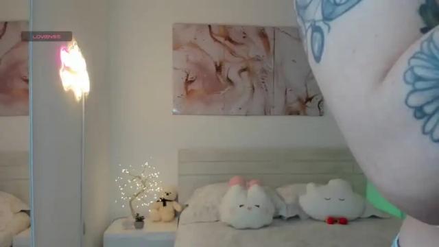 Image 3 of sara_oxford Stream on Chaturbate on 14 months ago