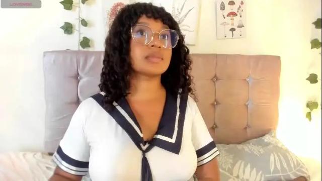 Image 4 of sara_sophiee Stream on Chaturbate on 3 months ago