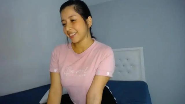 Image 4 of sara_tris Stream on Chaturbate on 17 months ago