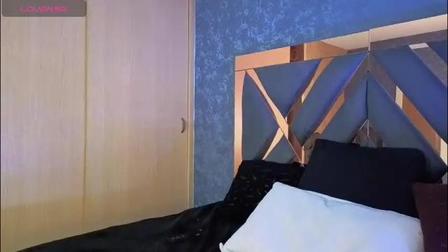 Image 3 of saraah_queen Stream on Chaturbate on 1 month ago