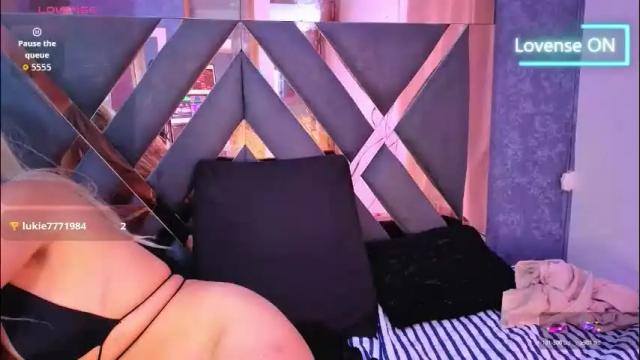 Image 10 of saraah_queen Stream on Chaturbate on 18 days ago