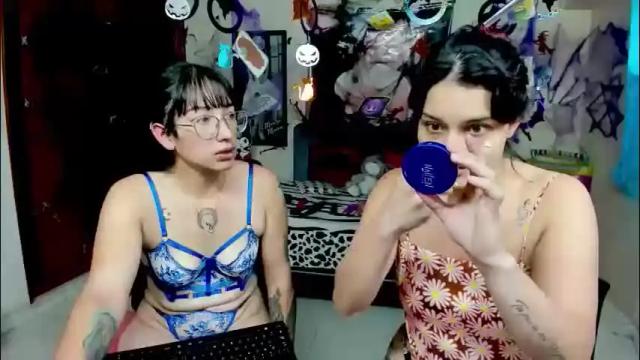 Image 2 of saraandmarilyn Stream on Chaturbate on 2 months ago