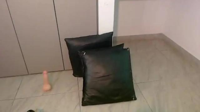 Image 7 of saraapril_1 Stream on Chaturbate on 13 months ago