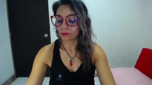 Image 2 of saradaniiela Stream on Chaturbate on 16 months ago