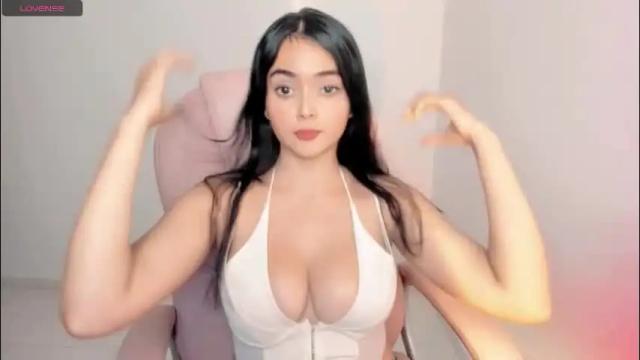 Image 2 of sarah_angelll Stream on Chaturbate on 2 months ago