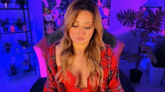 Image 2 of sarahholly Stream on Chaturbate on 1 month ago