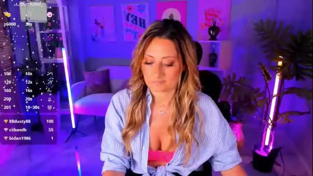 Image 8 of sarahholly Stream on Chaturbate on 13 days ago