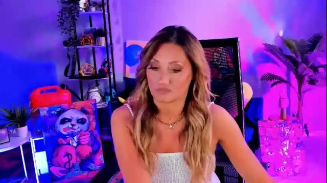 Image 10 of sarahholly Stream on Chaturbate on 3 days ago