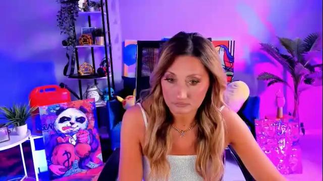 Image 2 of sarahholly Stream on Chaturbate on 3 days ago