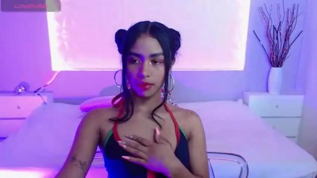 Image 2 of sarahross2 Stream on Chaturbate on 14 months ago