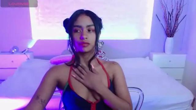 Image 6 of sarahross2 Stream on Chaturbate on 14 months ago