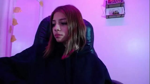 Image 2 of sarai_petite_ Stream on Chaturbate on 3 months ago